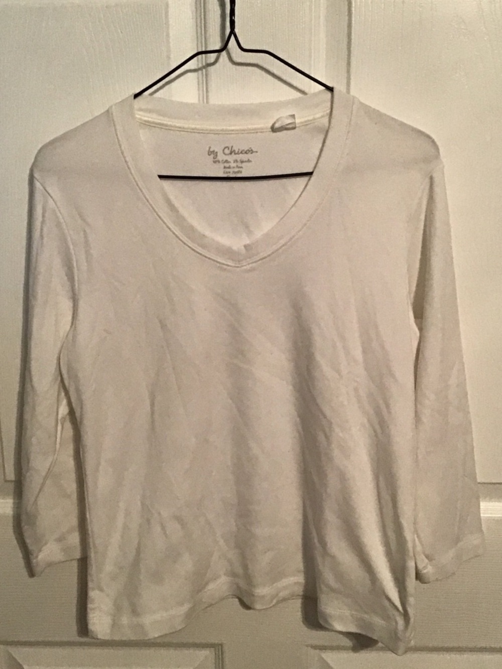 Chico's White V-Neck Long Sleeve Tee